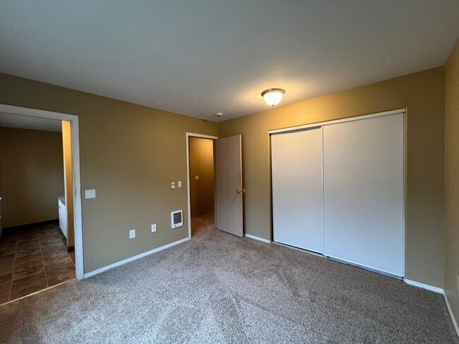 Building Photo - Rent Special: FREE First Full Month's Rent