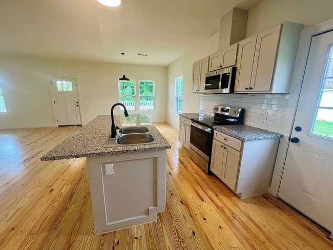 Building Photo - 228 N Dixie St