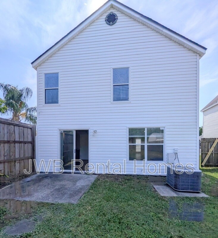 Building Photo - 618 Staffordshire Dr E