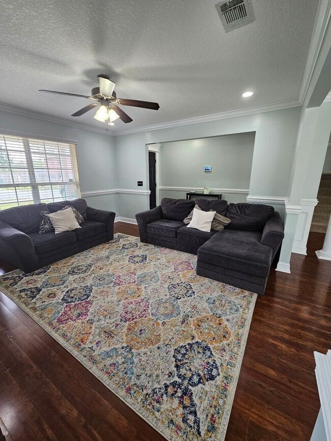 Building Photo - Spacious 5-Bedroom, 3-Bathroom Home for Re...