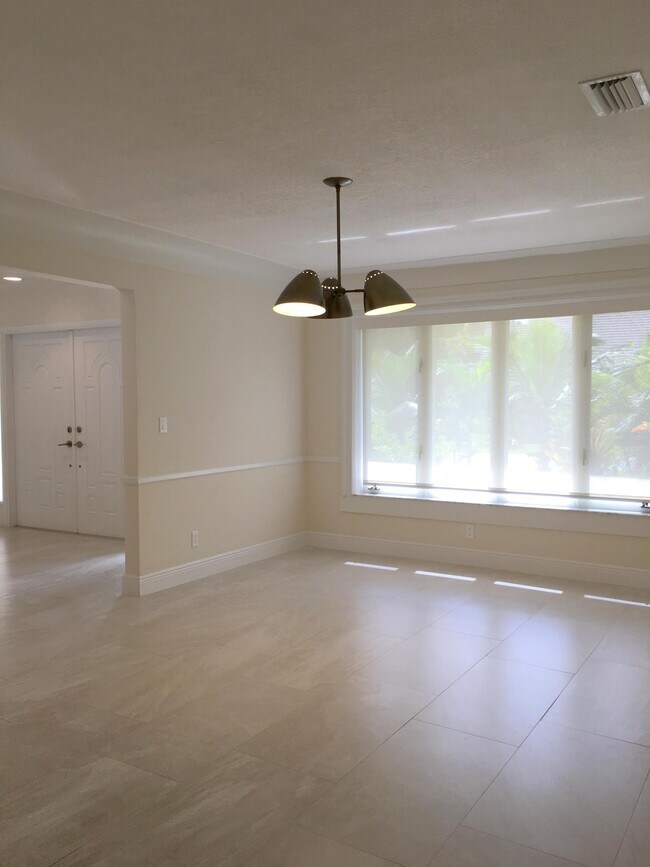 Building Photo - 6593 Serena Ln