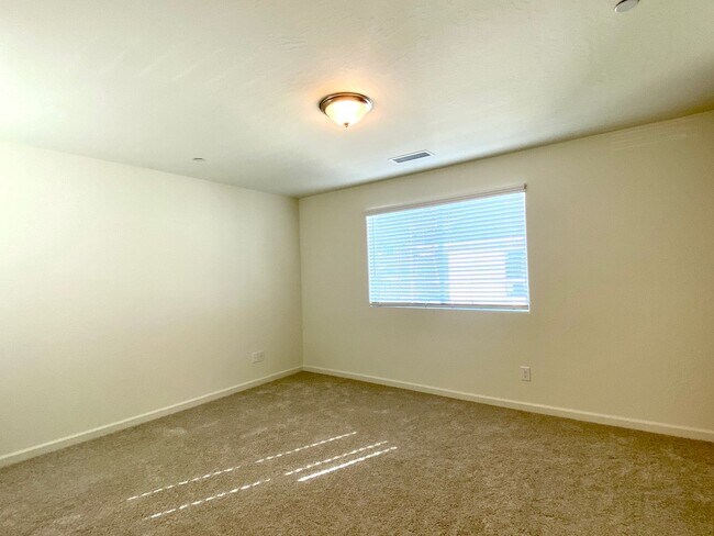 Building Photo - $2,350 Raleigh Dr, 3 Bed, Gated Community, Solar & HOA Pool, Clinton & Armstrong