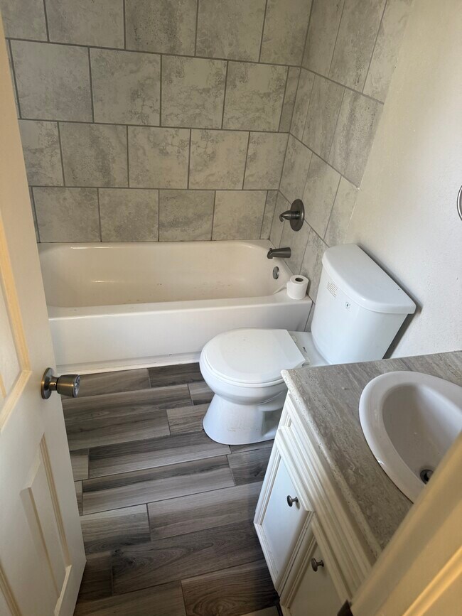 Building Photo - 819 Hardy Springs Cir