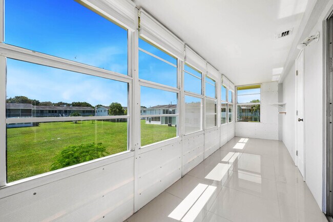 Building Photo - 160 Westbury E