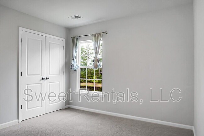 Building Photo - 210 Daniels Creek Cir