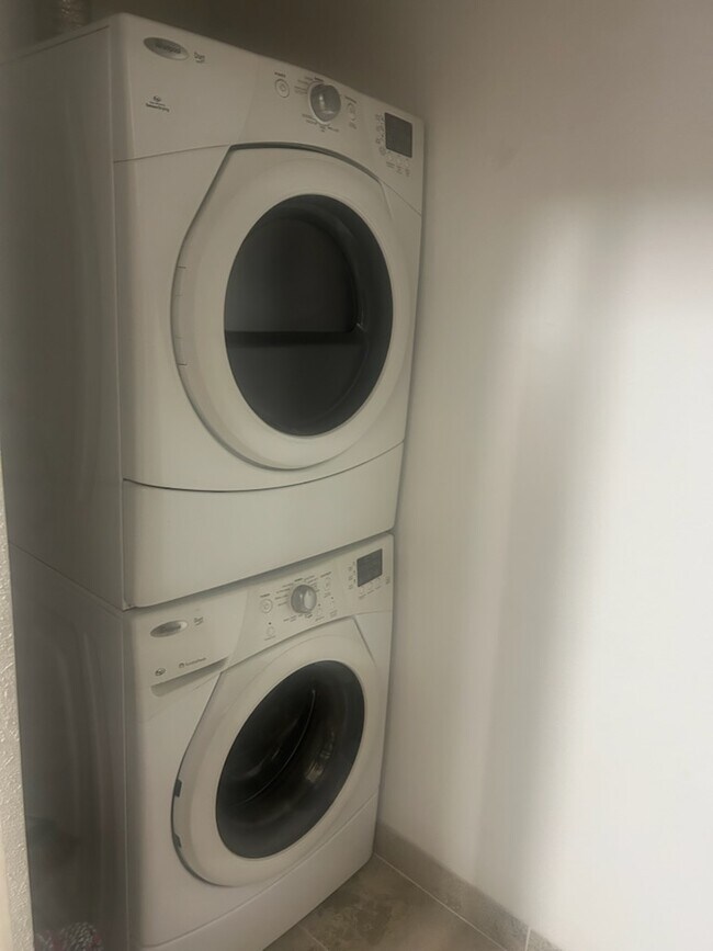 Building Photo - 6087 Maggies Cir