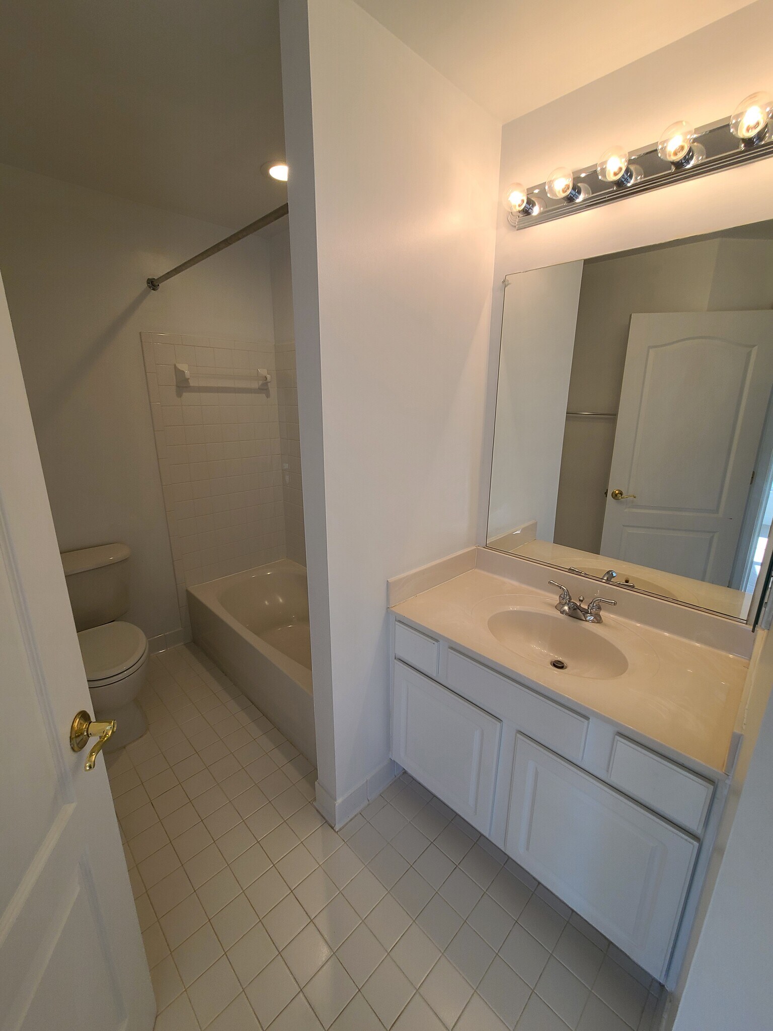 3rd Floor Guest Bathroom - 25807 Turlough Ter