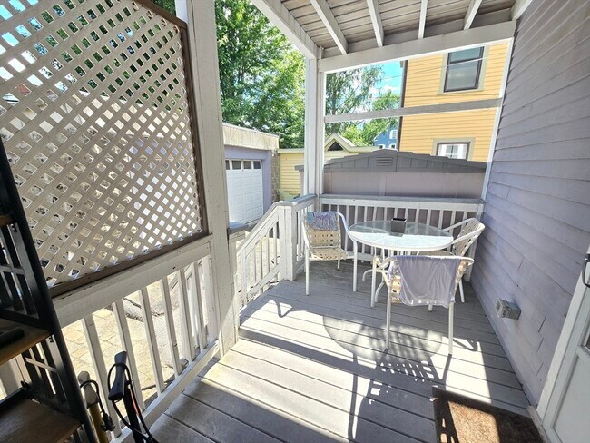 Building Photo - 28 Bardwell St