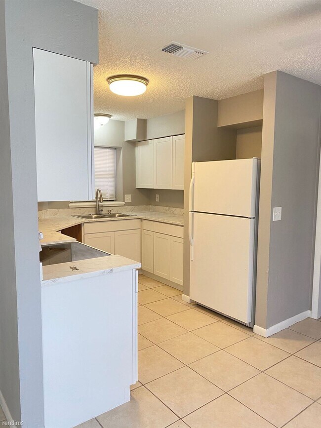 Building Photo - 3 br, 2 bath Duplex - 16A Brelyn Pl