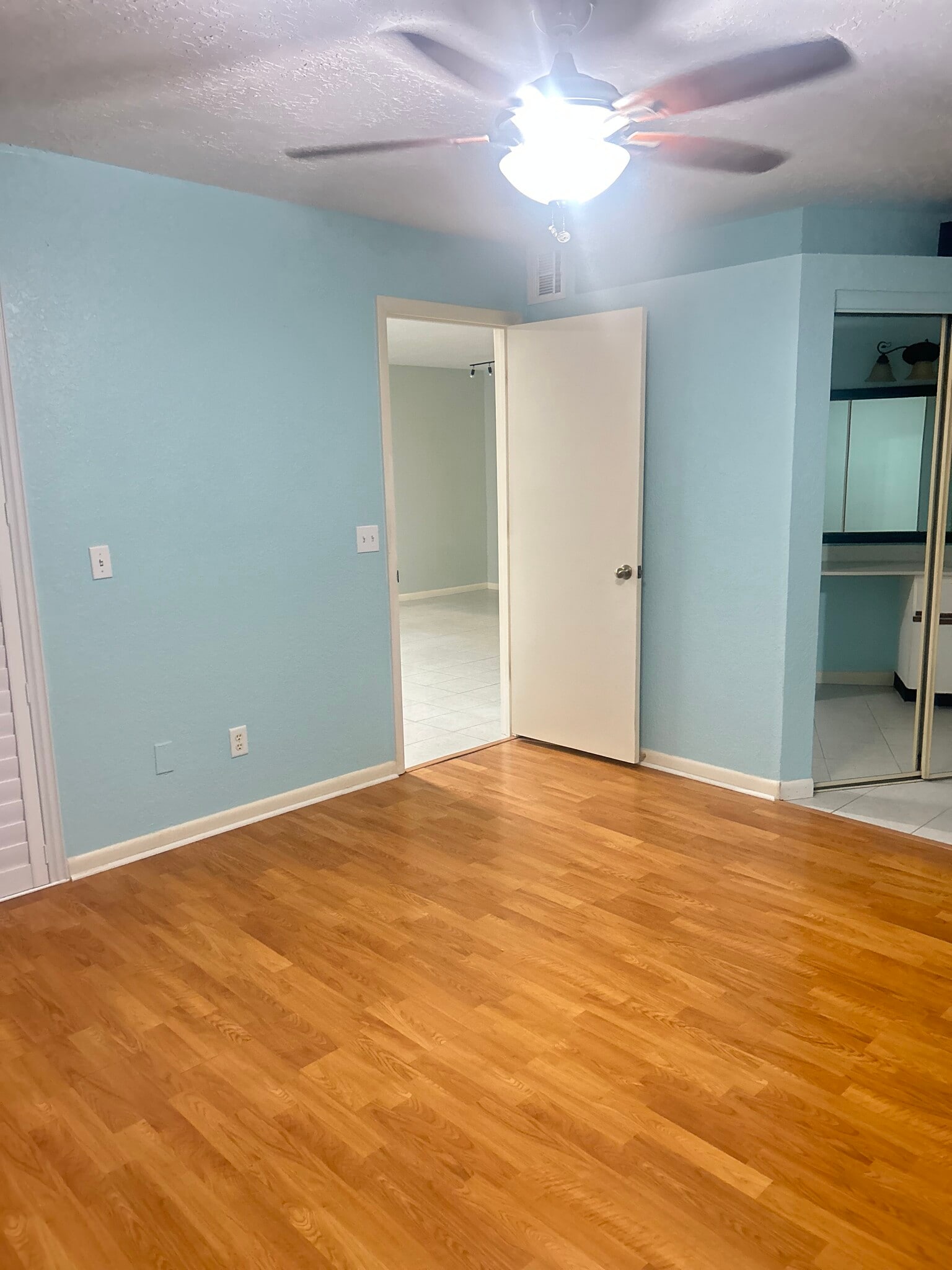 Building Photo - 1585 NE Beacon Dr