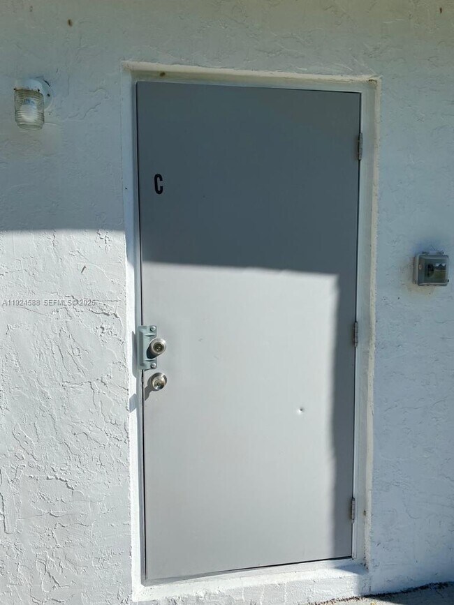 Building Photo - 4023 SW 19th St