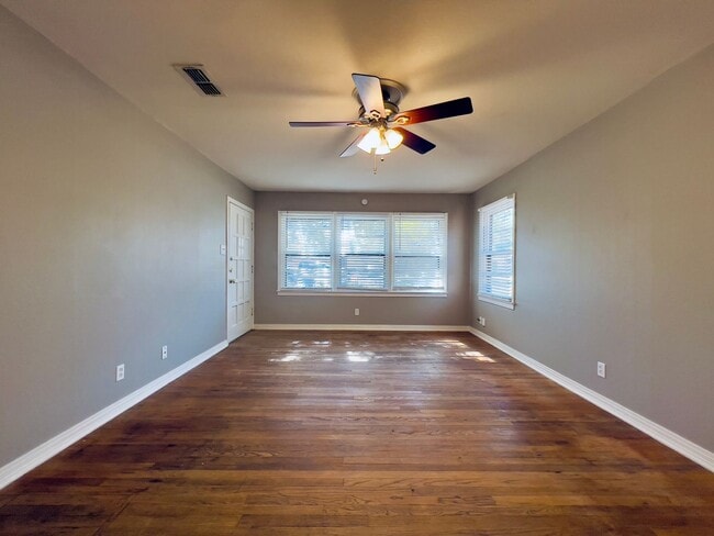 Building Photo - MOVE-IN SPECIAL: Recently Remodeled 3/2/1