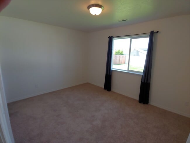 Building Photo - Modern Home with Large Fenced Yard