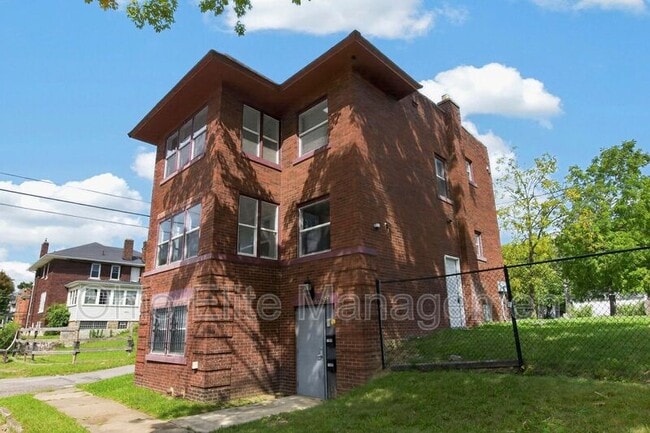 Building Photo - 1094 Oakwood Ave