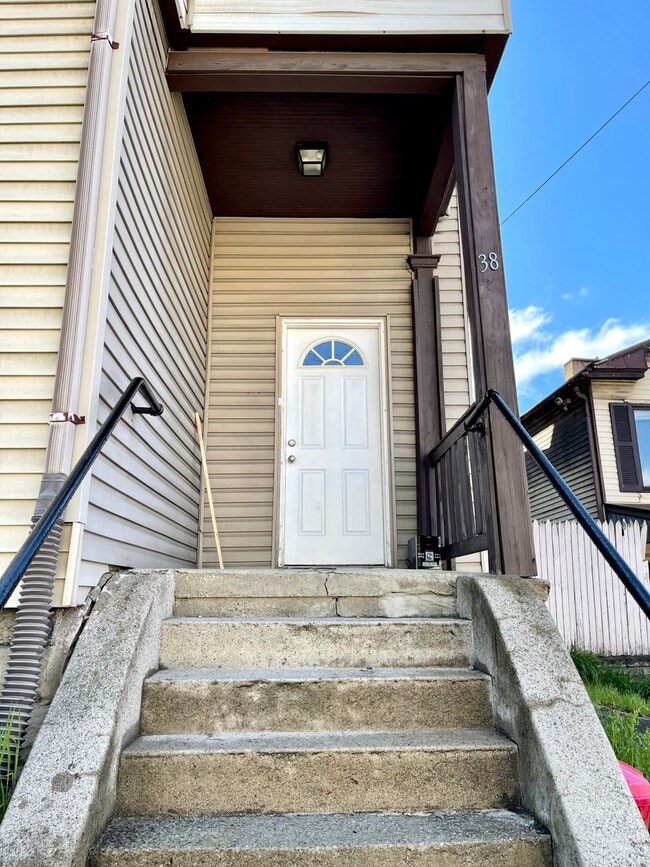 Building Photo - Mt. Washington house, 3 bedroom 2 1/2 bath house with great kitchen, yard, laundry June 1st