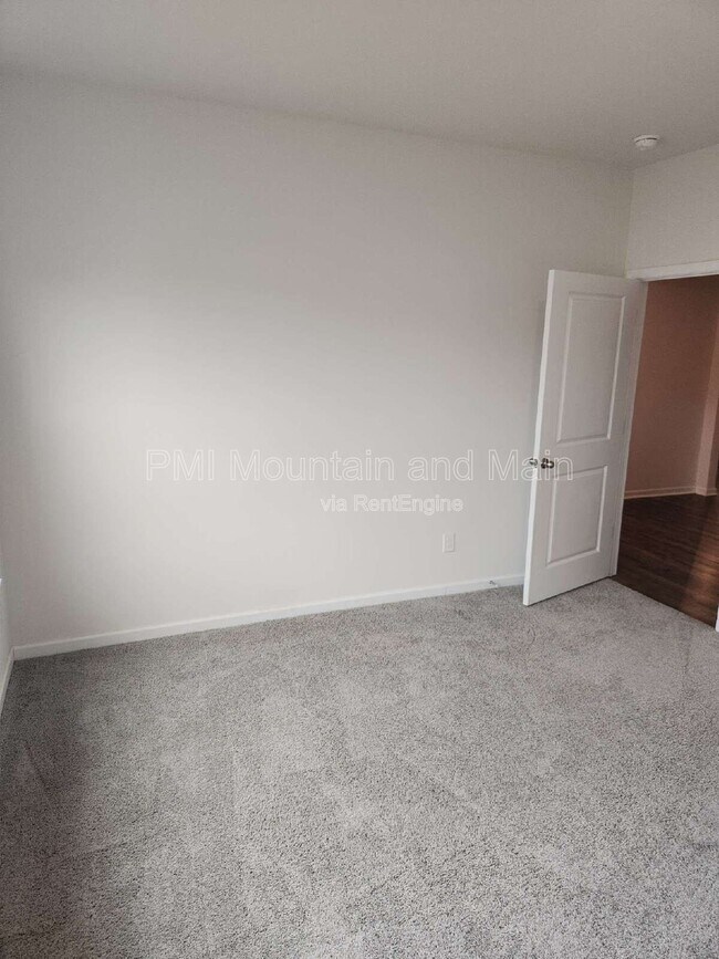 Building Photo - 299 Ridgeview Ln