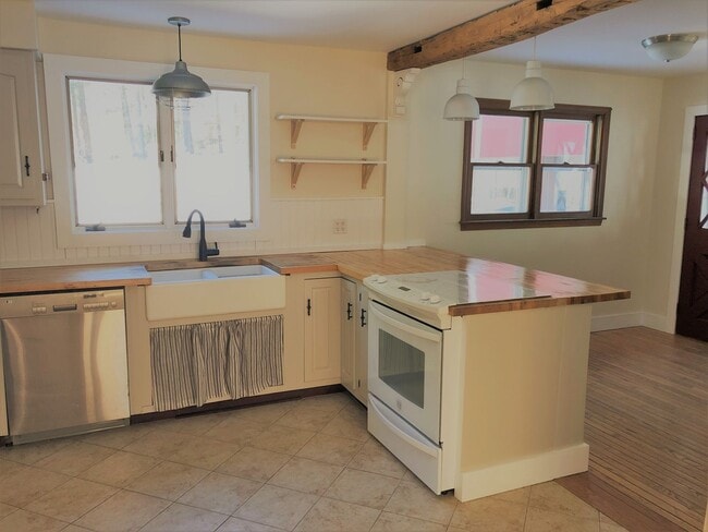 Building Photo - Single Family Home On 6 Acres Of Land