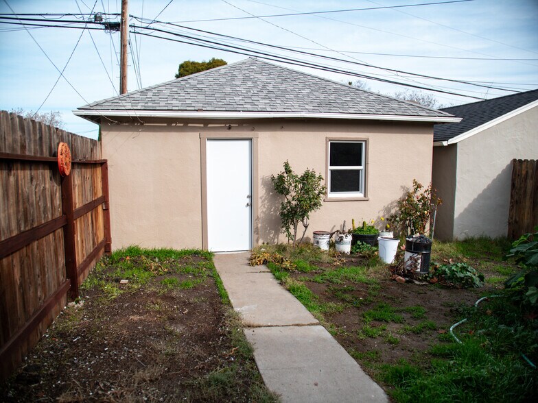 Building Photo - 420 Main St