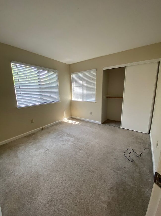 Building Photo - Danville Brookview Duet Townhouse 4 Br., 2...