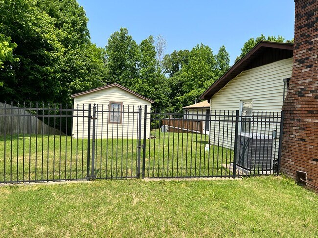 Building Photo - Spacious