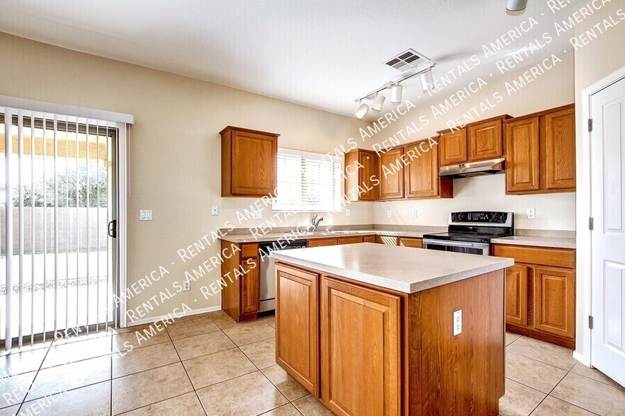 Building Photo - 935 E Blue Spruce Ln