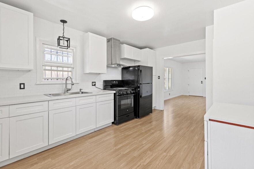 Building Photo - 9813 S Van Ness Ave