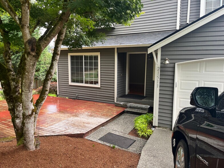 Primary Photo - 21511 NE 10th Pl