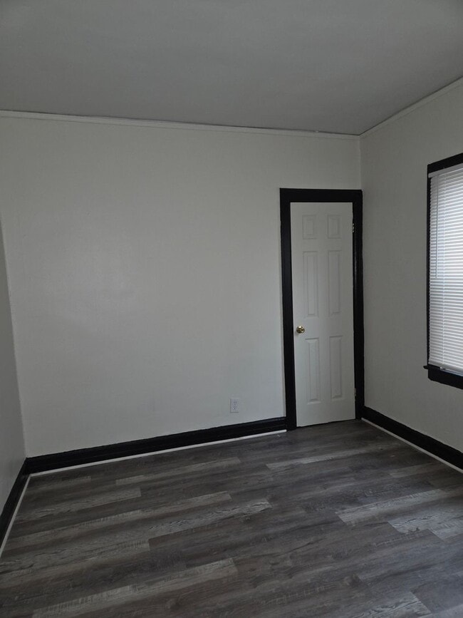 Building Photo - Three Bedroom Open Floorplan