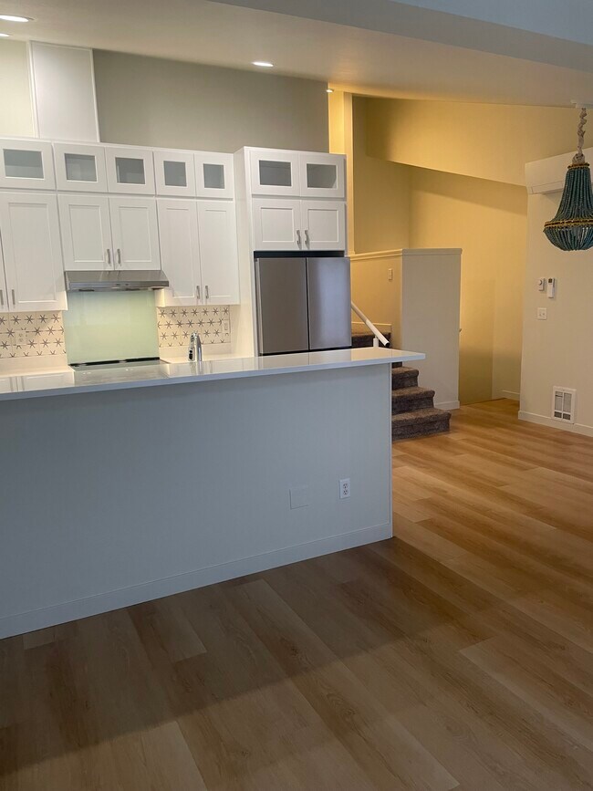 Building Photo - 716 N. State St.