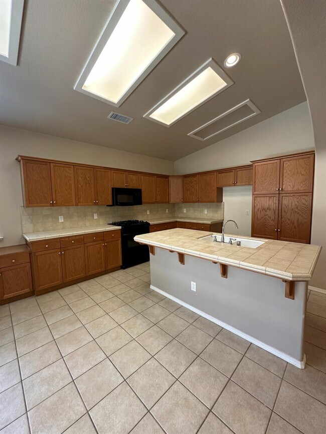 Building Photo - 5541 N Plum Ln