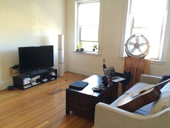 Interior Photo - 1622- Cambridge Realty, LLC