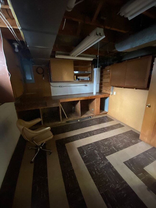 Building Photo - AVAILABLE JUNE 15TH - 3 BED 1 BATH