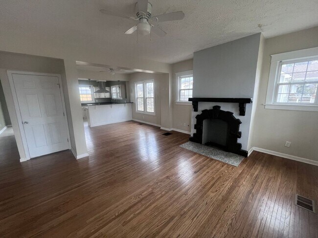 Building Photo - 1100 N 6th St