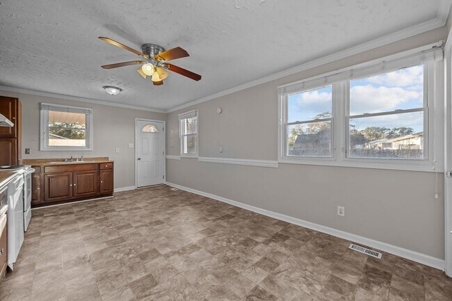 Building Photo - Welcome to Regalwoods!