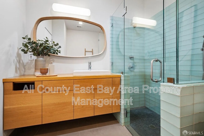 Building Photo - 1018 4th Ave