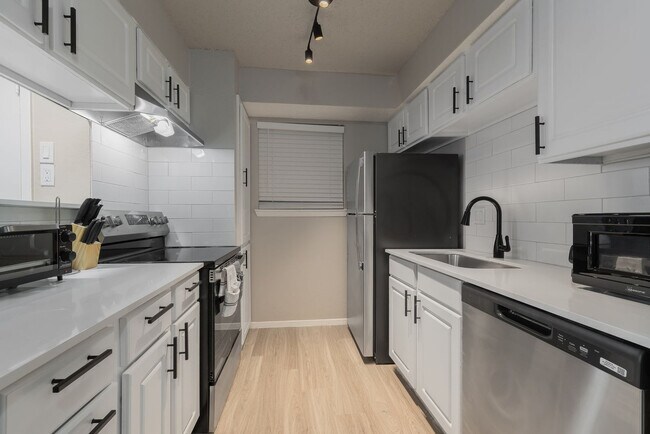 Building Photo - 2525 Thomason Cir