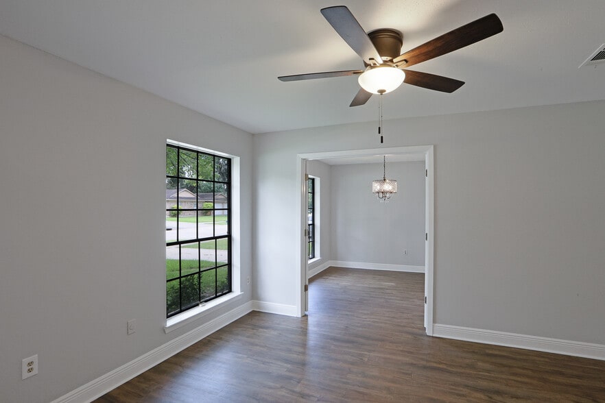Entry Room - 811 N Lake Verret Ct