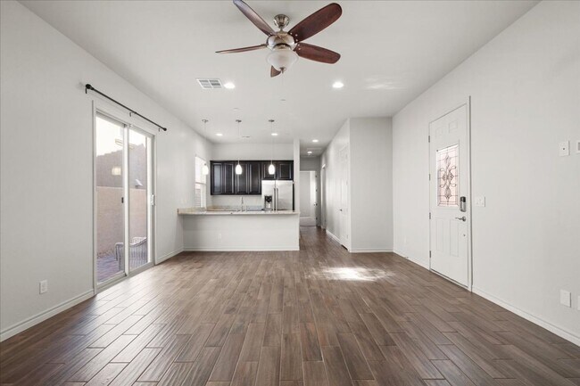 Building Photo - Fabulous Home with NexGen Sutie!