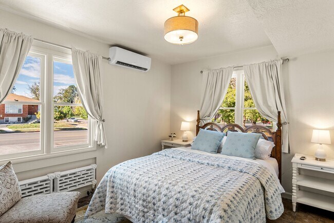 Building Photo - All-Utilities-Included Studio in Historic Bristol Manor | Pet Friendly