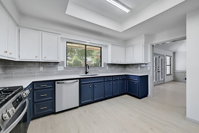 Building Photo - 6010 Salton Dr