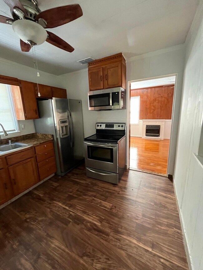 Building Photo - 1031 Oakland Dr