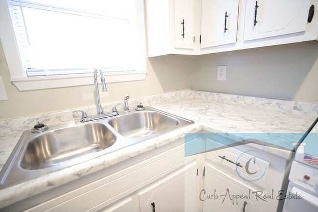 Building Photo - Utilities included plus cable and internet!! Newly renovated 1 bed/1 bath apt - HUD accepted!!