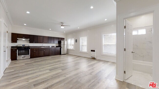 Building Photo - 1117 S Westlake Ave