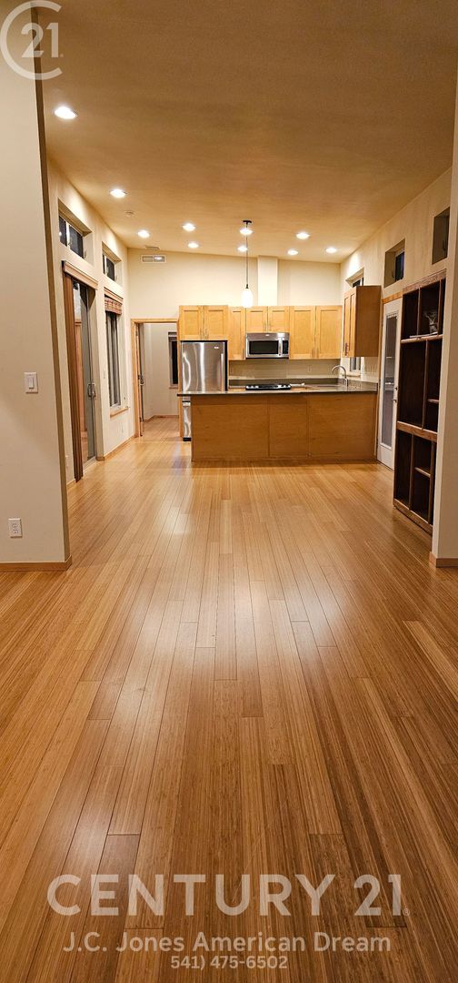 Building Photo - Spectacular Views in the Heart of Applegate Wine Country