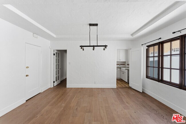 Building Photo - 537 N Poinsettia Pl