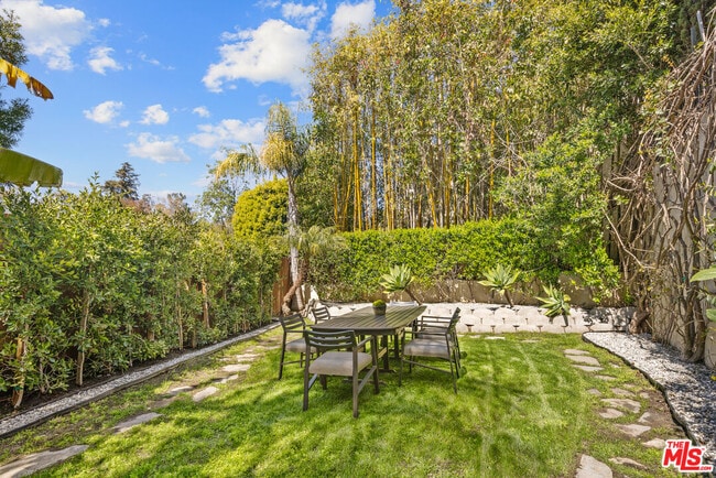 Building Photo - 587 Entrada Dr