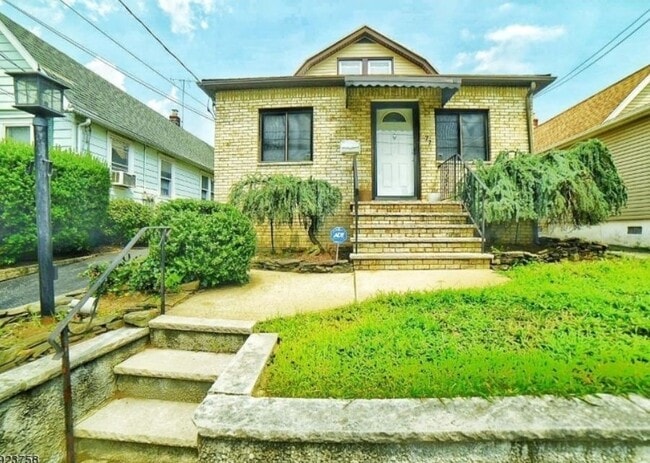 Primary Photo - 77 Birch St