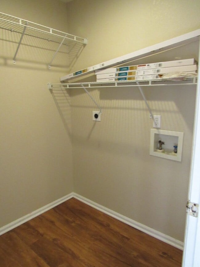 Building Photo - Duplex style townhome in Fox Run -Walking ...