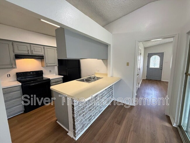 Building Photo - 6845 S Creek Dr