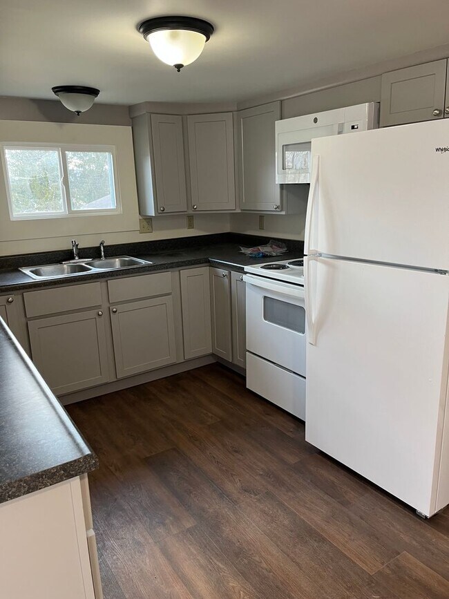 Building Photo - Newly Remodeled Single Family Home - Howar...